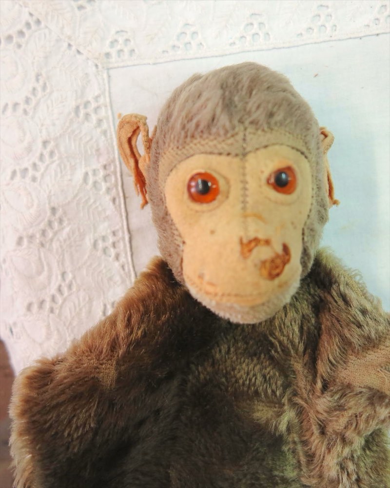 Affen-Handpuppe mit fleckigem, abgenutztem Gesicht