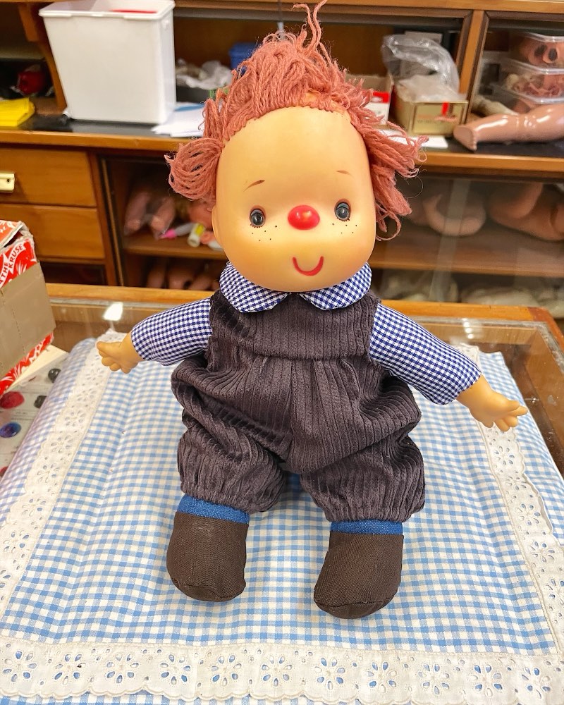 Stoffpuppe in neuer Latzhose